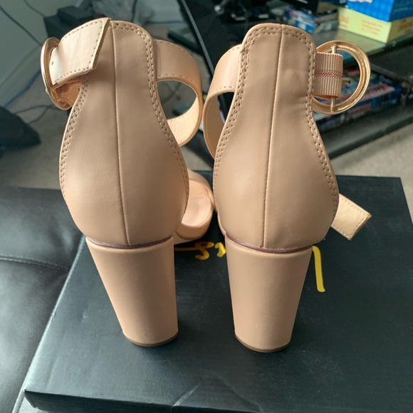 Lulu’s Heel - Picture 4 of 5